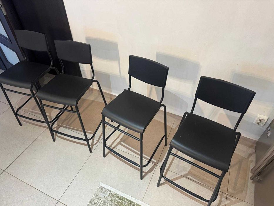 scaune negre de bar