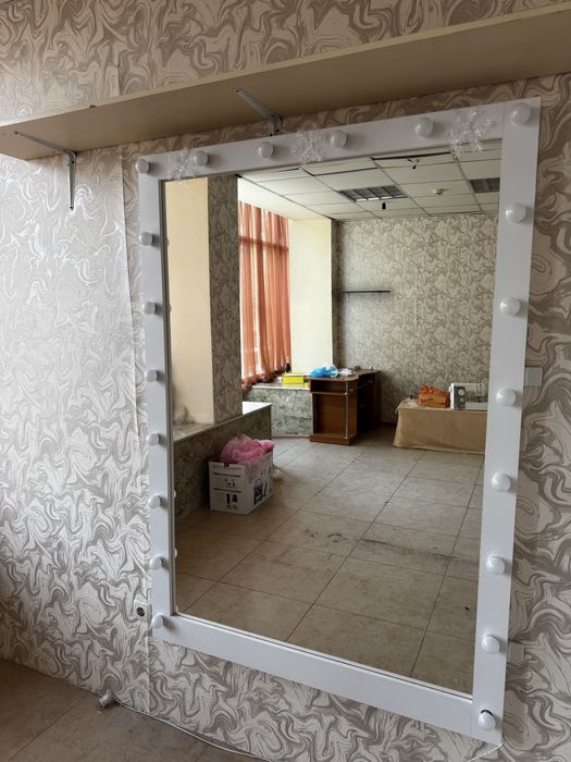 Продается зеркало с подсветкой