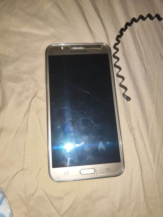 Samsung Galaxy J7 (2016) Gold, экран в идеале, треснута только защита