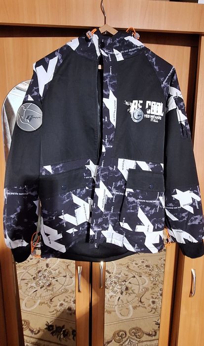 Продам двухсторонюю  куртку  на подростка осень-весна