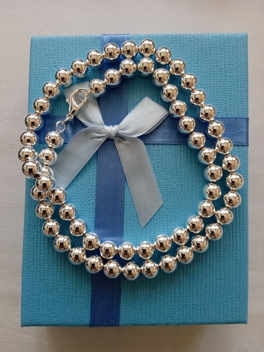 Масивен, сребърен ланец с топчета. В кутия.