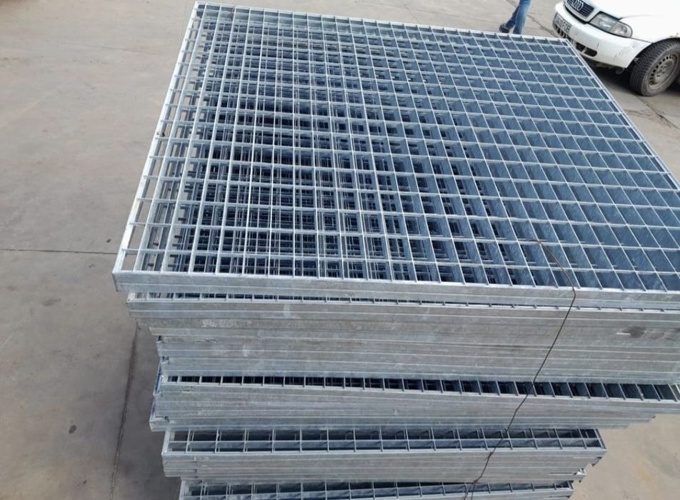 Scări metalice zincate și trepte