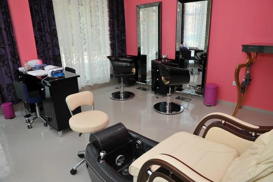Под наем напълно оборудван фризьорски салон с маникюр