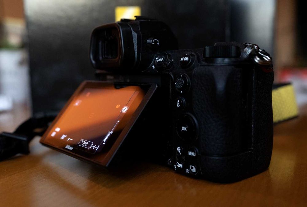 Продавам Nikon Z6II + подарък 2 батерии, в пълен комплект