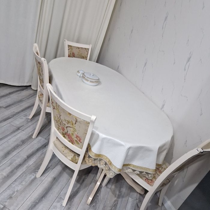 Продам стол со стульями. Цвет белый.