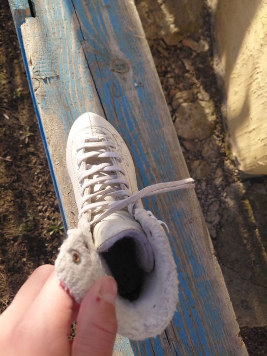 Продаеться коньки