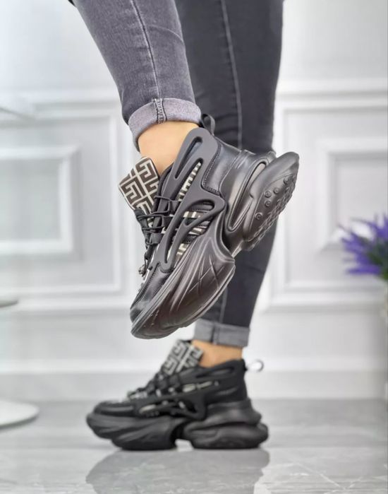 Кроссовки женские