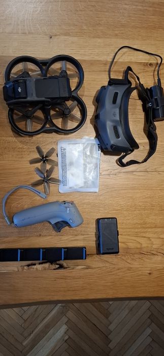 Dji Avata cu ochelari și controller