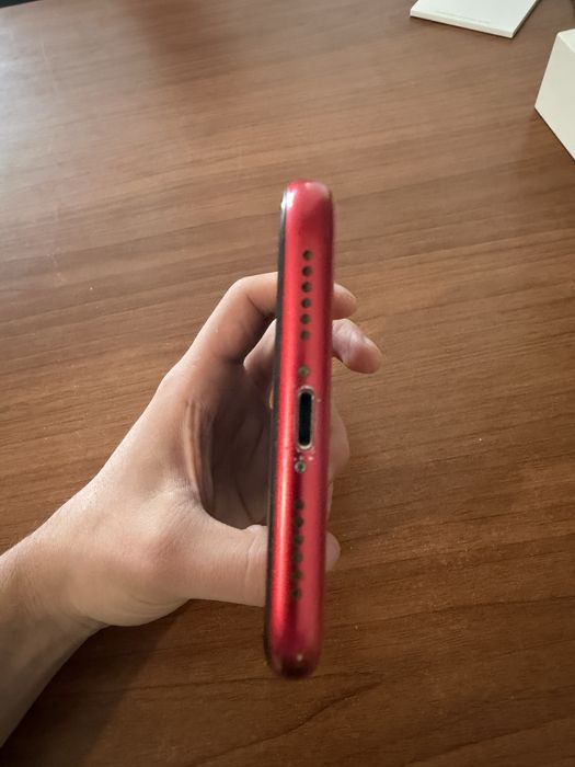 iPhone 11 червен
