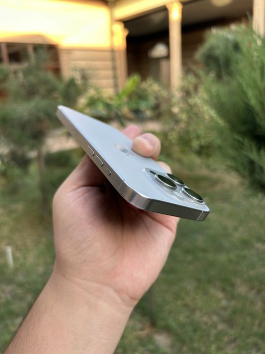 iPhone 15 Pro natural titan