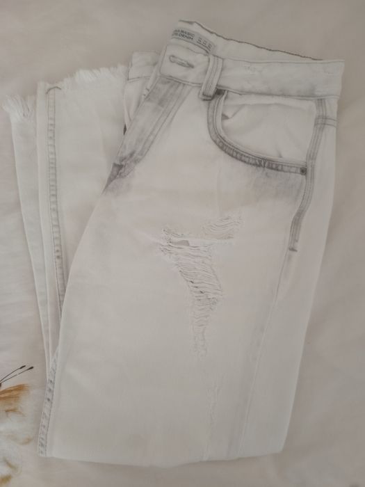 Бели и светло сини дънки на Zara