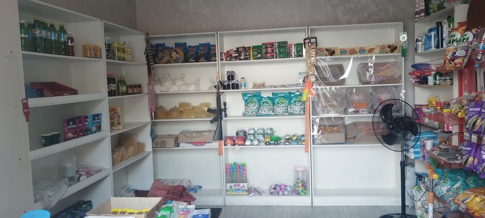 Магазин закрылся 5 штук, мебель, полки. Есть