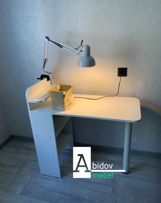 Современный и удобный стол для маникюрных работ 
- Современный и удобн