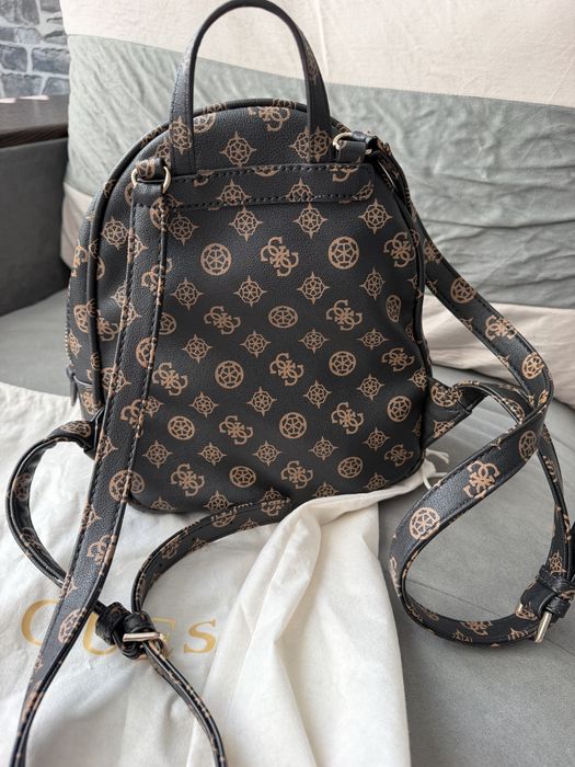 Дамска раница GUESS