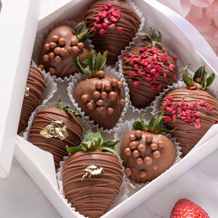 Клубника, финики в шоколаде