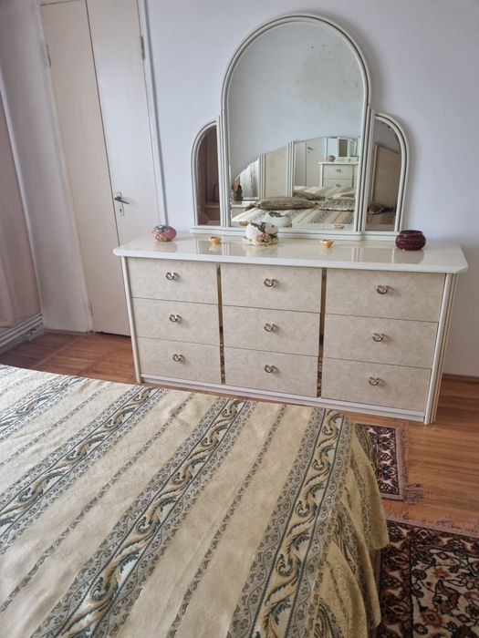 Persoana fizica, vând apartament cu 3 camere mobilat și utilat.
Aparta