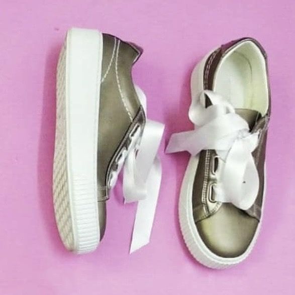 Кеды серебристого цвета с шелковыми шнурками (производство Турция)