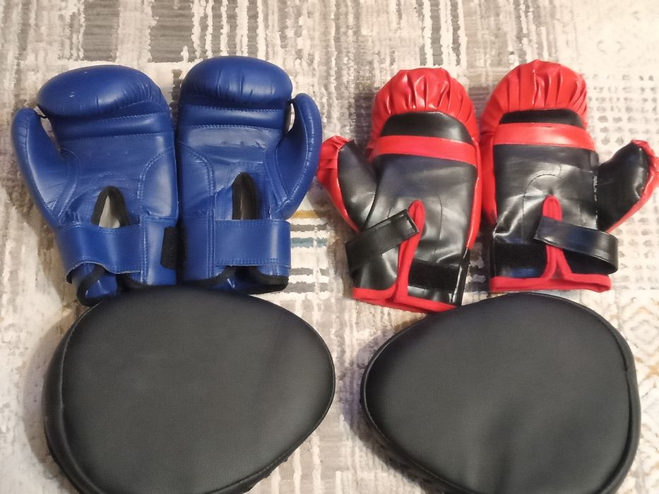 Продам перчатки и лапы для единоборств