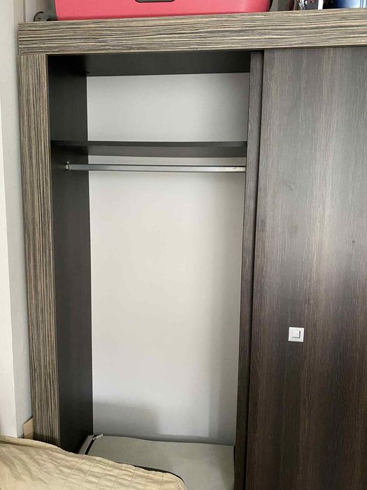 Двукрилен гардероб с плъзгащи врати