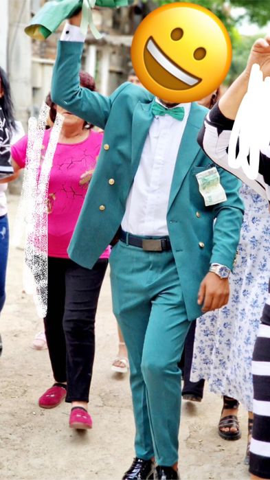 Костюм от 4 части  панталон риза папионка и сако носен е само 3 часа