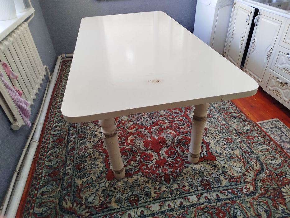 Ағаш есіктер мен ағаш стол