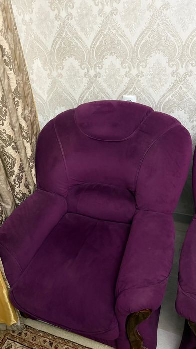 Продается диван вместе с 2 креслами.