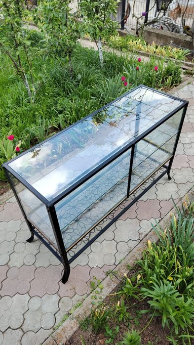 Vitrina sticla cu rama metalica magazin prezentare