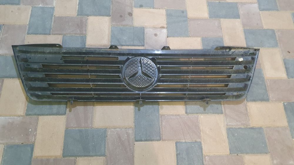 Grila fata cu sigla Mercedes Vario