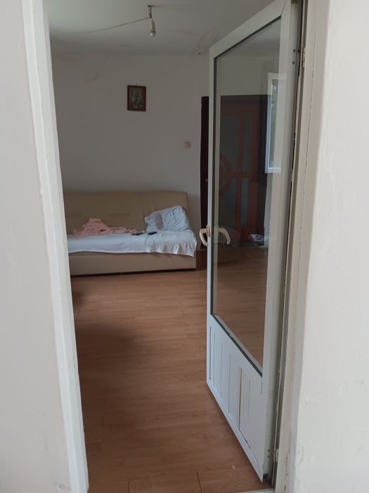 Vand casa zona linistita