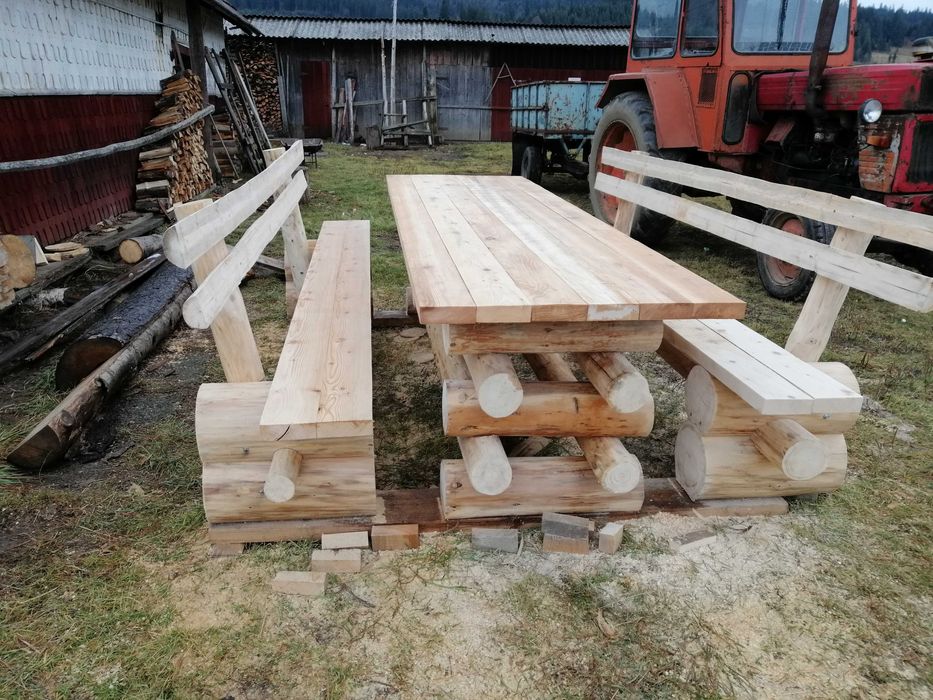 Masa si banci din lemn rotund