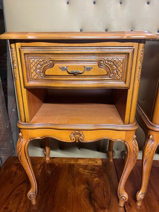 Старинни нощни шкафчета