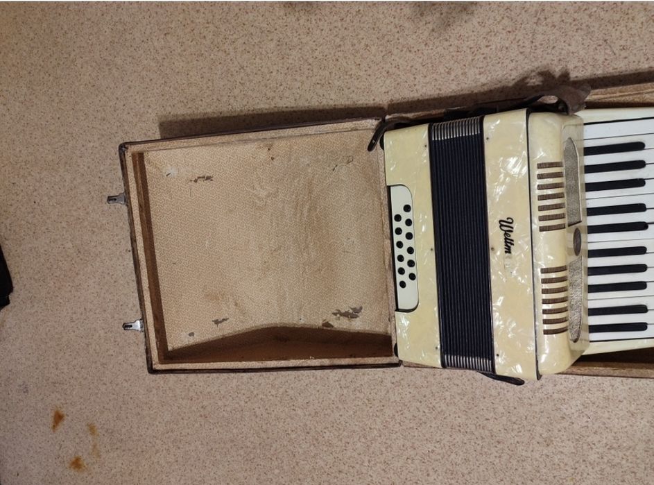 Ретро акордеон, запазен сравнително