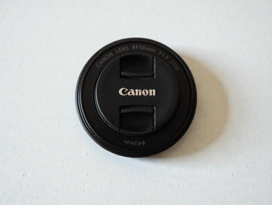 Canon R8 stare foarte bună + acumulator extera (+ rf 50 1.8 4450)