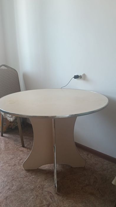 Продам обеденный стол круглый