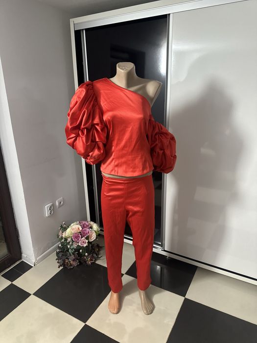 Compleu cu maneci bufante elegant. Marime M