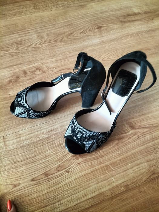 Продам танкетки женские