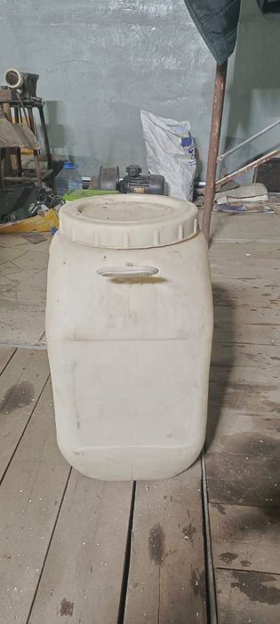 Продам пластиковый бачок для воды