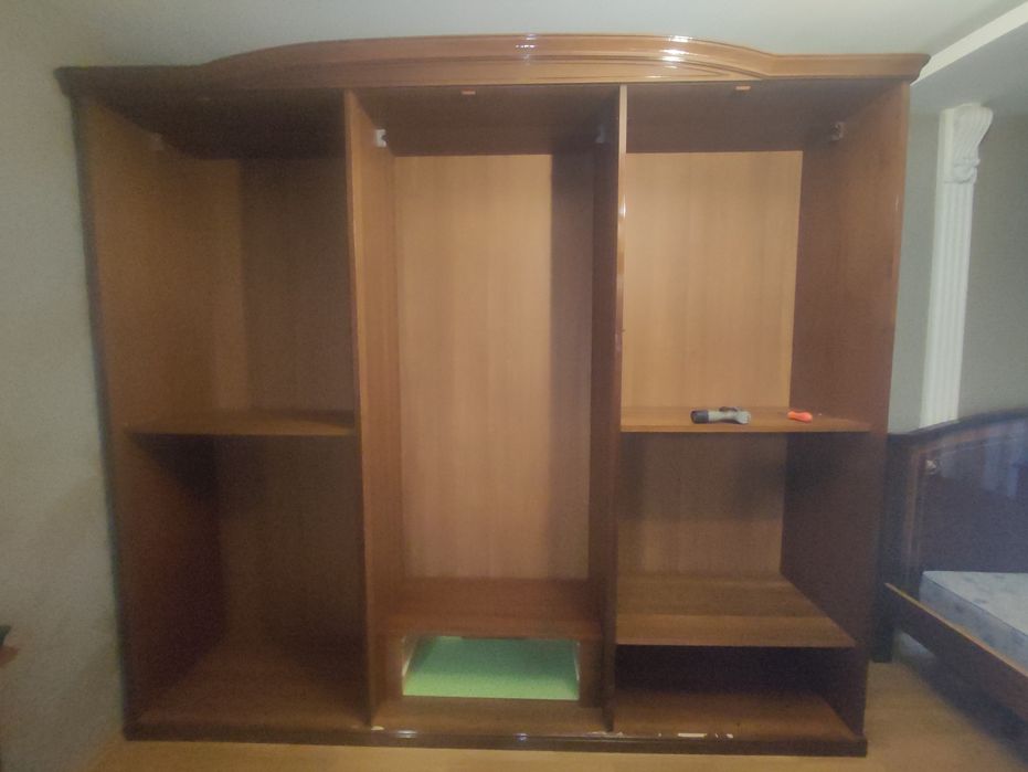 Mebil ustasi mebil yig'ish