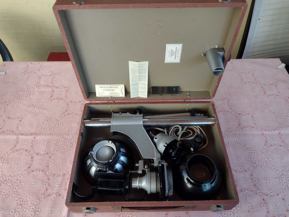 Фотоувеличител с аксесоари към него