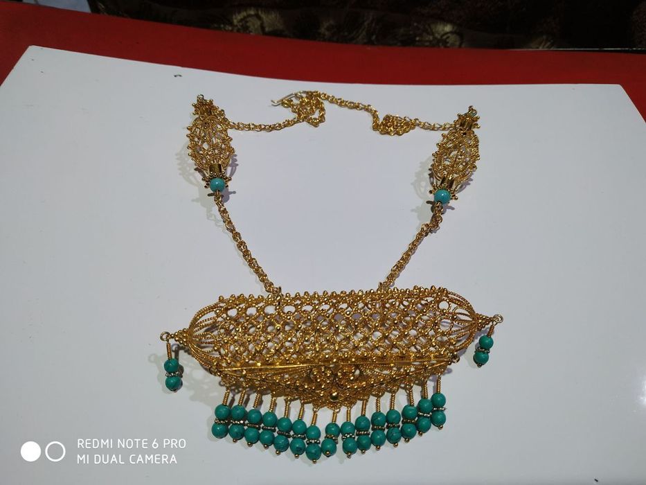 Тилла суви юргазилган кумуш буйин такинчоги. Серебрянное колье.