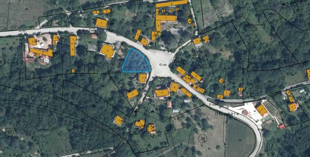 Парцел в центъра на Горно трапе / Троянски Балкан /.