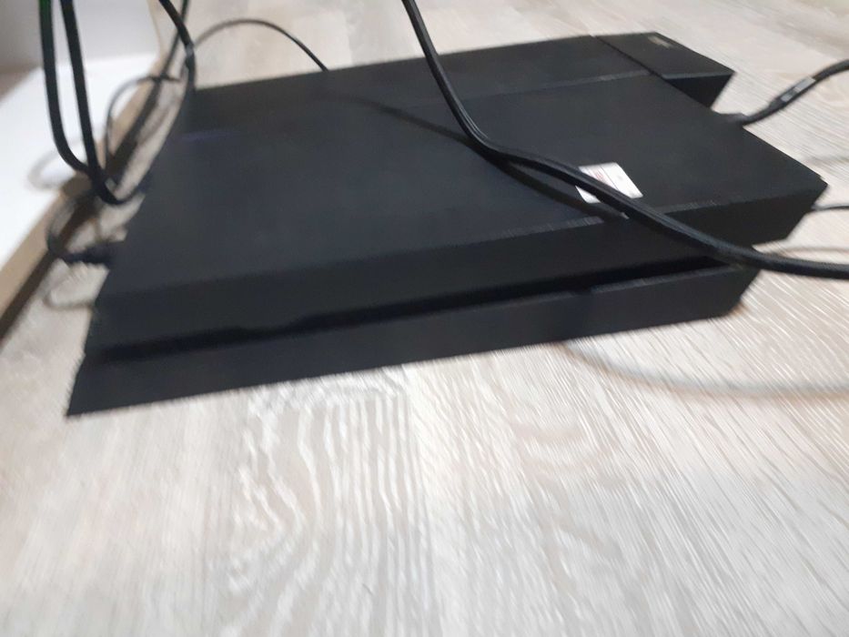 Продавам ps4 slim 500gb