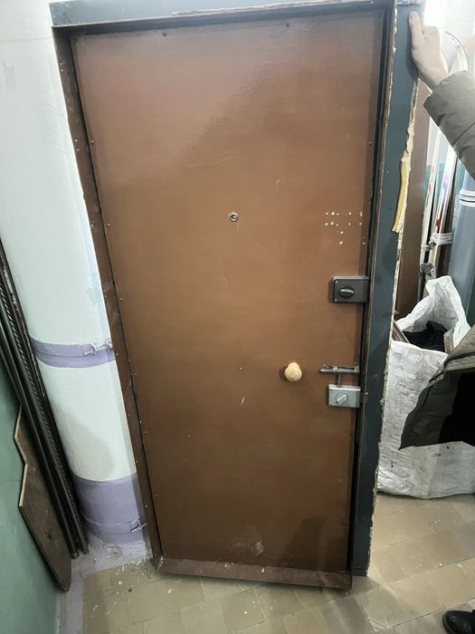 Продам металическую дверь