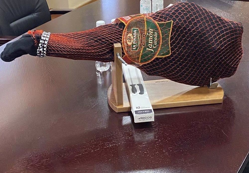 Испански Хамон серано наличен цена за целия бут различни видове