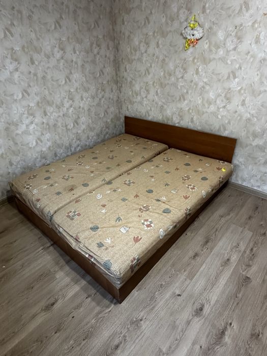 Кровать с матрасами и три диванчика