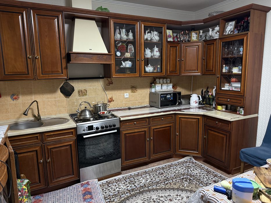 Продам кухонный гарнитур угловой с вытяжкой  Состояние хорошие