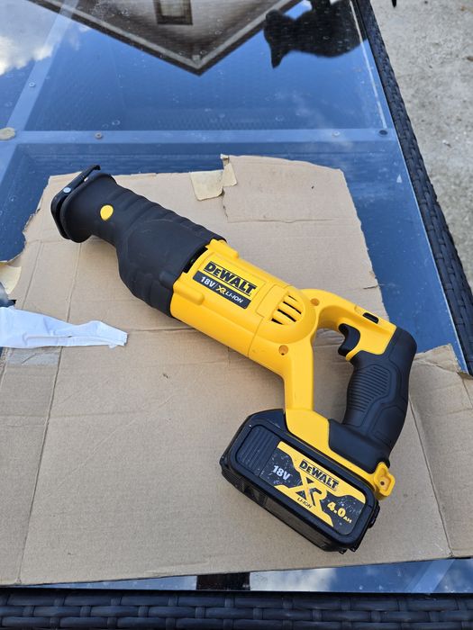 Fierăstrău dewalt dcs380