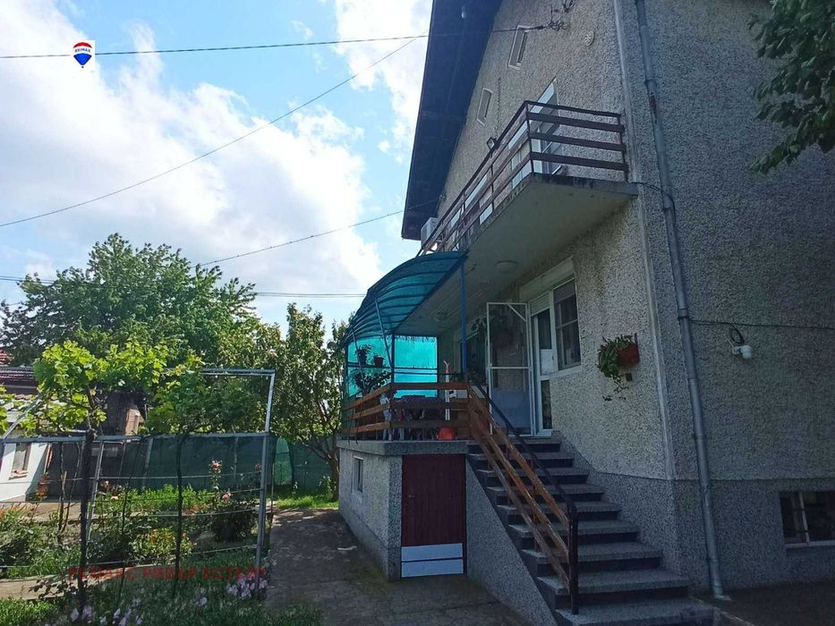 Къща на три етажа за продажба в гр. Мартен