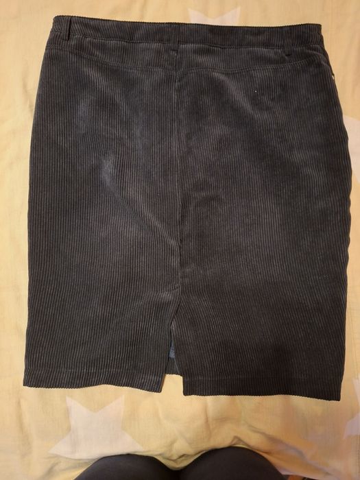 Vand o fusta pentru femei