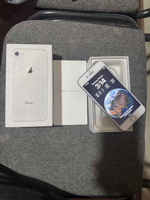 Продам iPhone 8